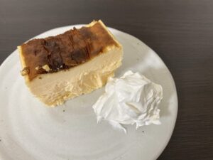 チーズケーキに生クリームを添えて実食（生クリームつき なめらかバスチー（横浜カフェ UNI COFFEE ROASTERY））