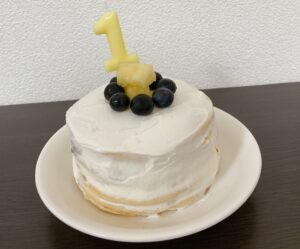 スマッシュケーキ（小岩井ヨーグルト・ホットケーキミックス・メロン・バナナ・ブルーベリーを使用）